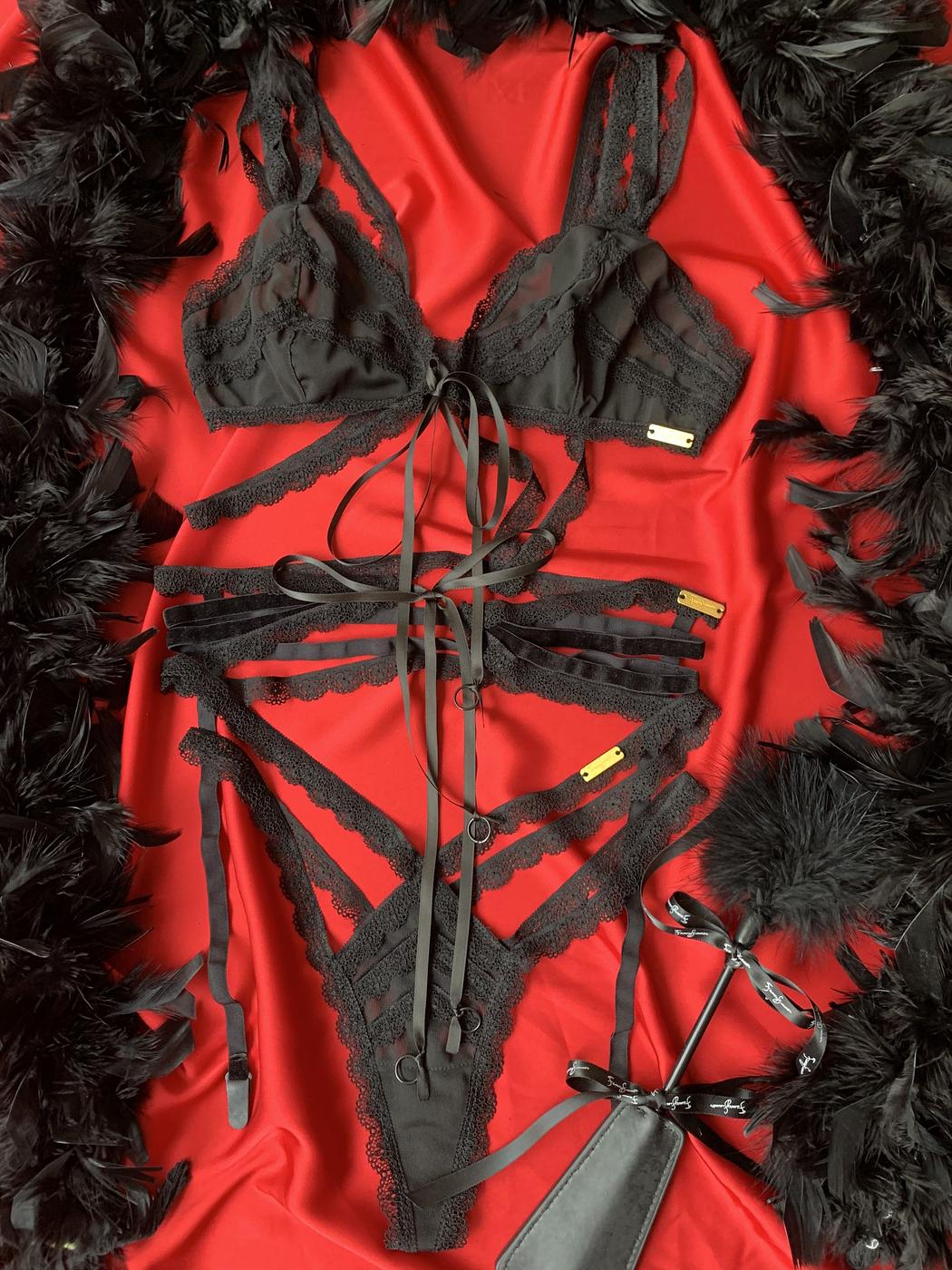 Fancy Wonder Black Garter Set - Image 4