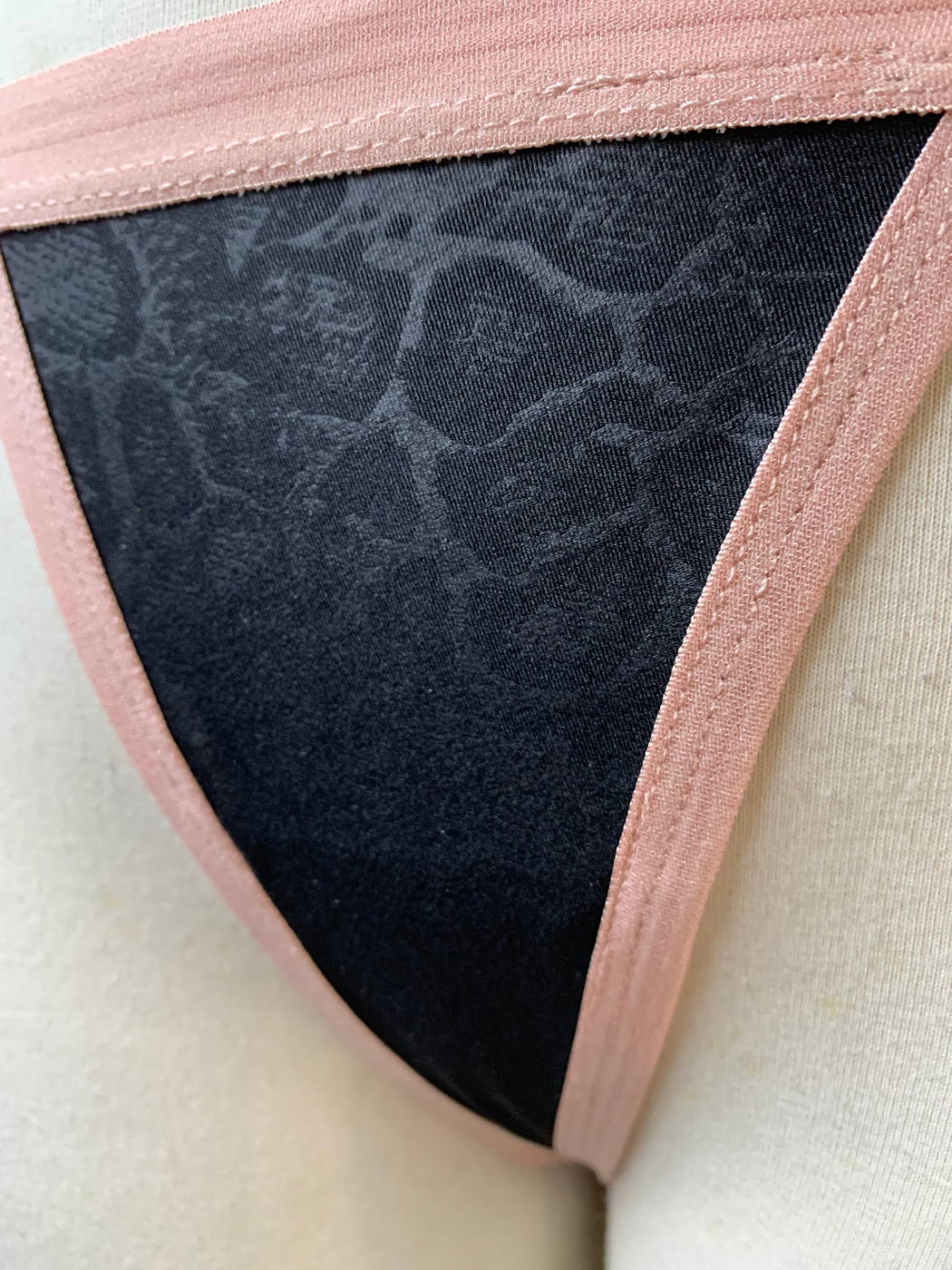 Seamless Workout Color Block Thong - Image 2