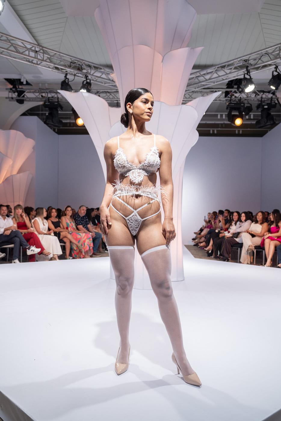 Fancy Sinner White Signature Feathers Garter Set - Image 3